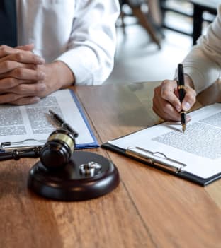 Análise jurídica de contratos e obrigações civis
